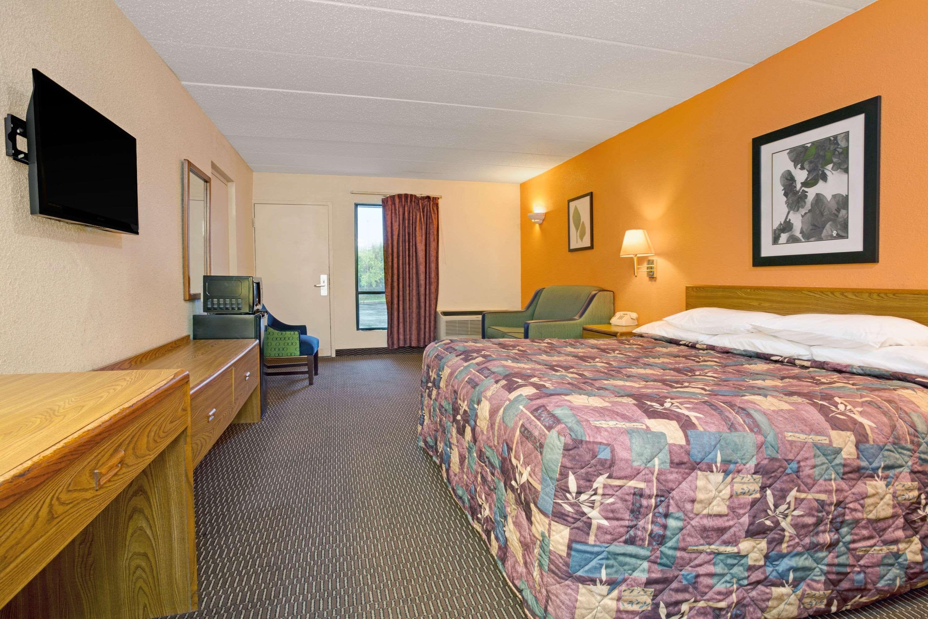 Days Inn By Wyndham Cincinnati East Cherry Grove Exteriör bild