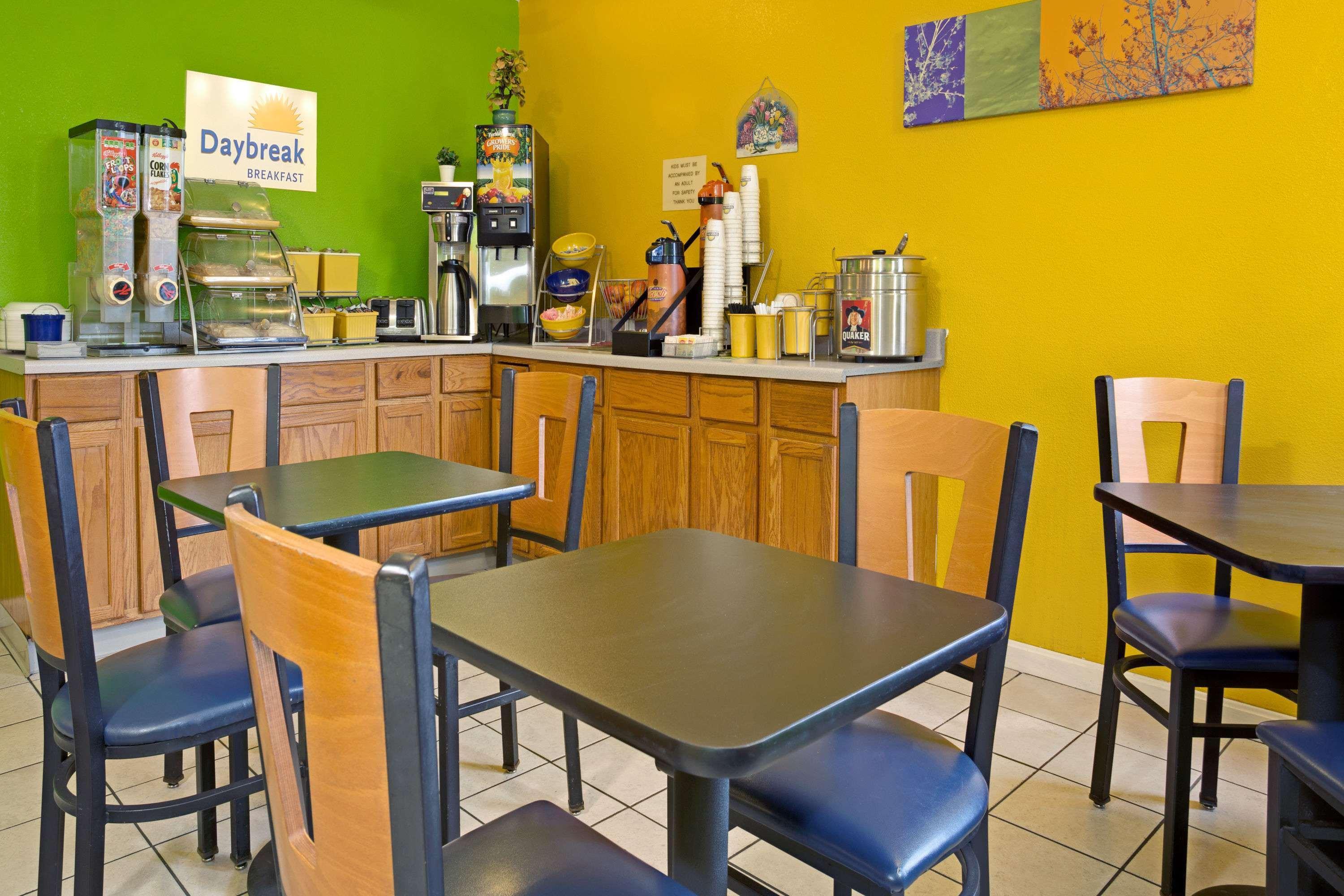 Days Inn By Wyndham Cincinnati East Cherry Grove Exteriör bild