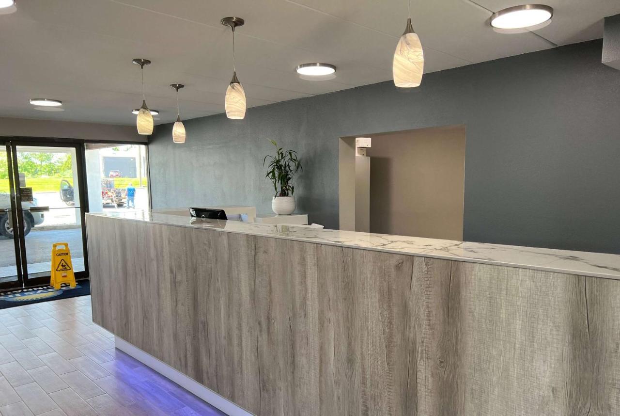 Days Inn By Wyndham Cincinnati East Cherry Grove Exteriör bild