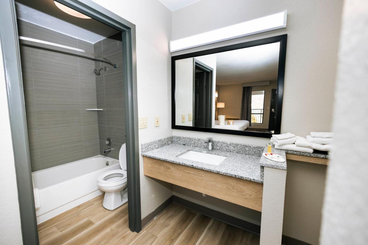 Days Inn By Wyndham Cincinnati East Cherry Grove Exteriör bild