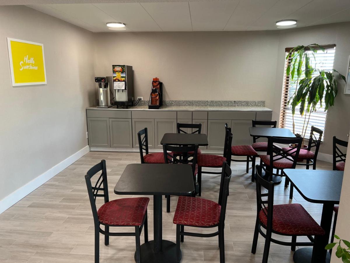 Days Inn By Wyndham Cincinnati East Cherry Grove Exteriör bild