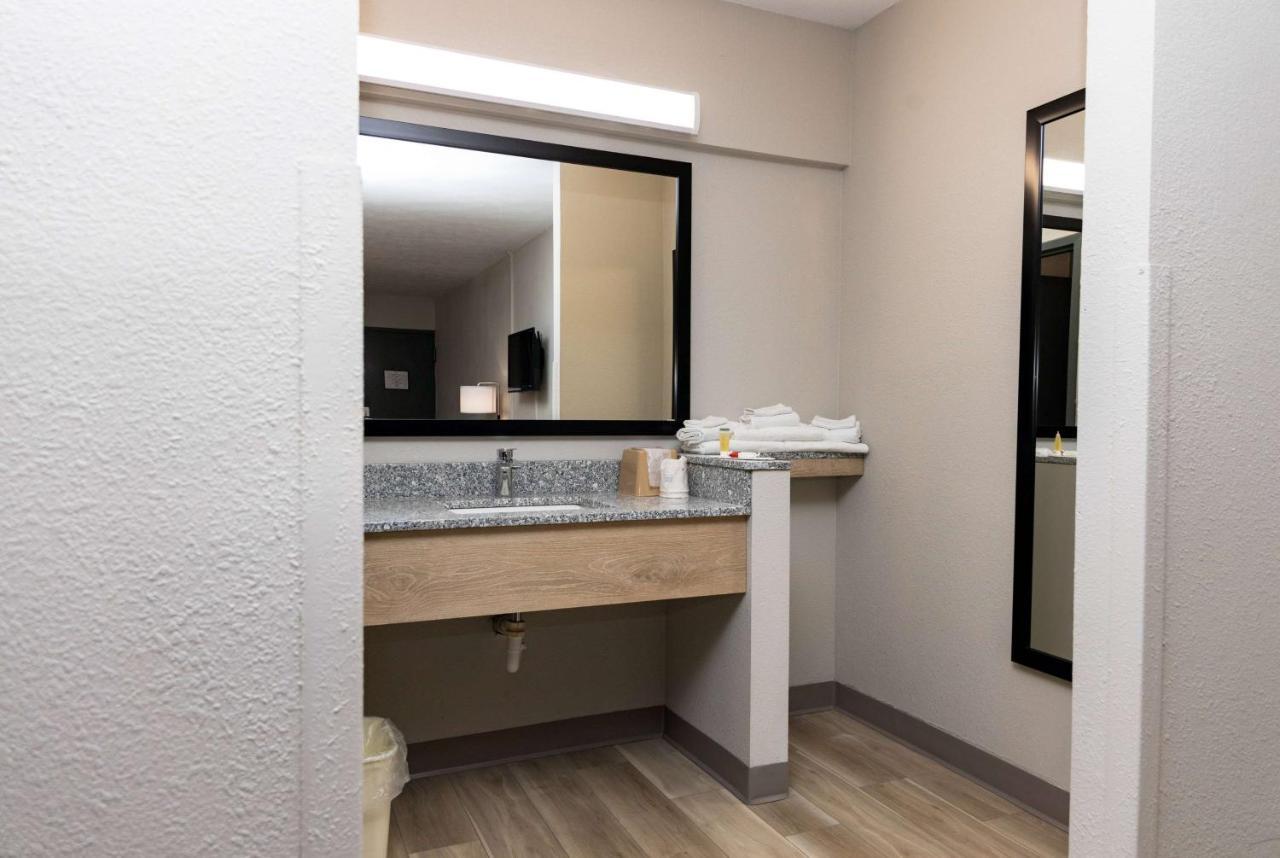 Days Inn By Wyndham Cincinnati East Cherry Grove Exteriör bild